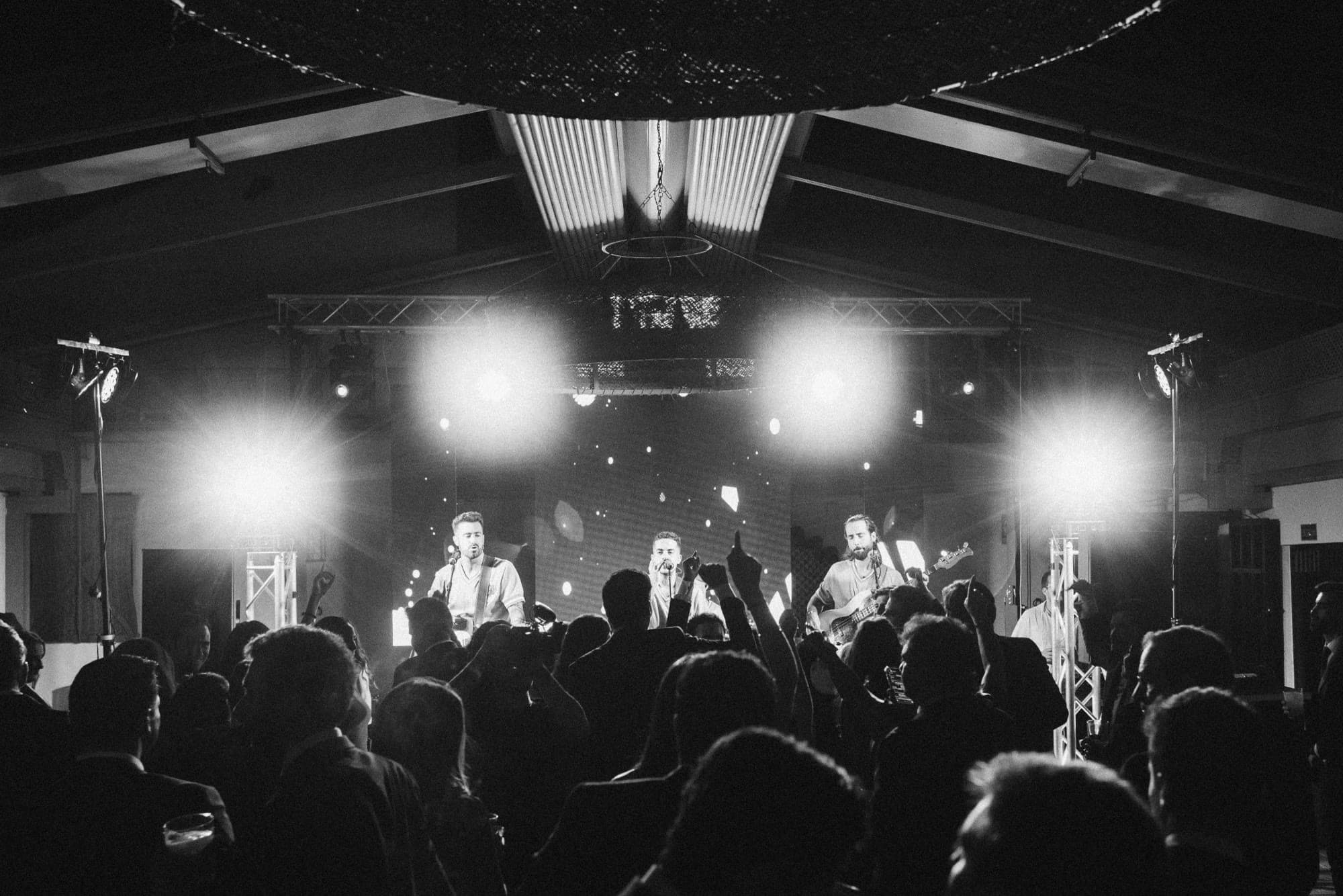 Gamberrock tocando en directo en una boda ante cientos de invitados con los brazos en alto