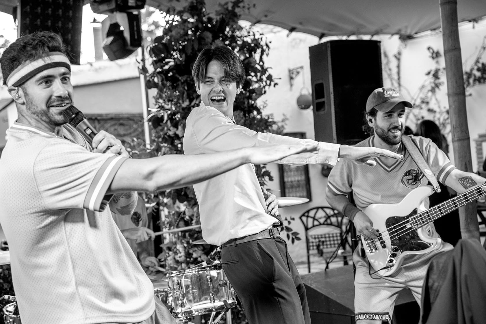 Un invitado baila con el cantante y el bajista de Gamberrock