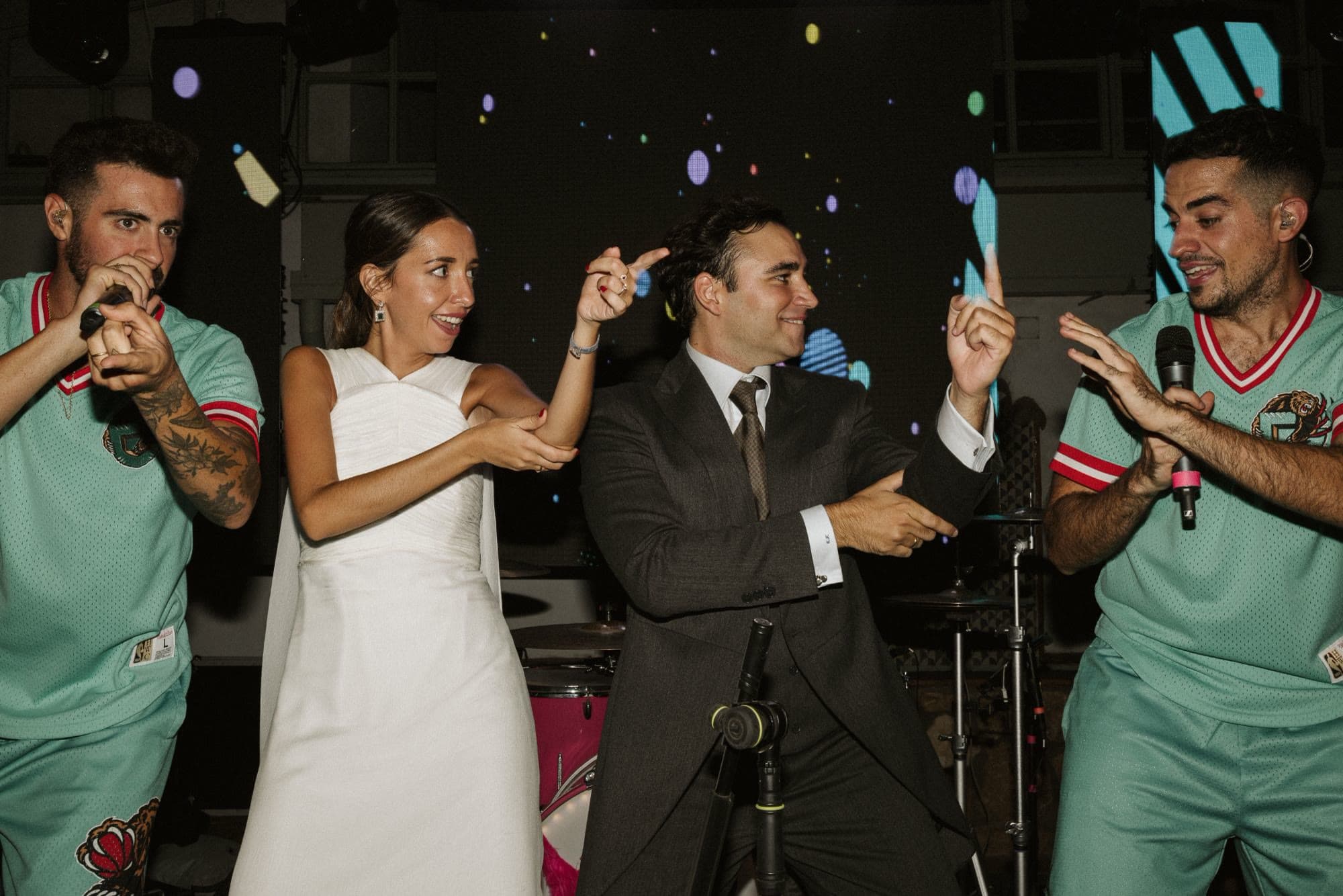Los novios bailan sobre el escenario junto a los cantantes de Gamberrock