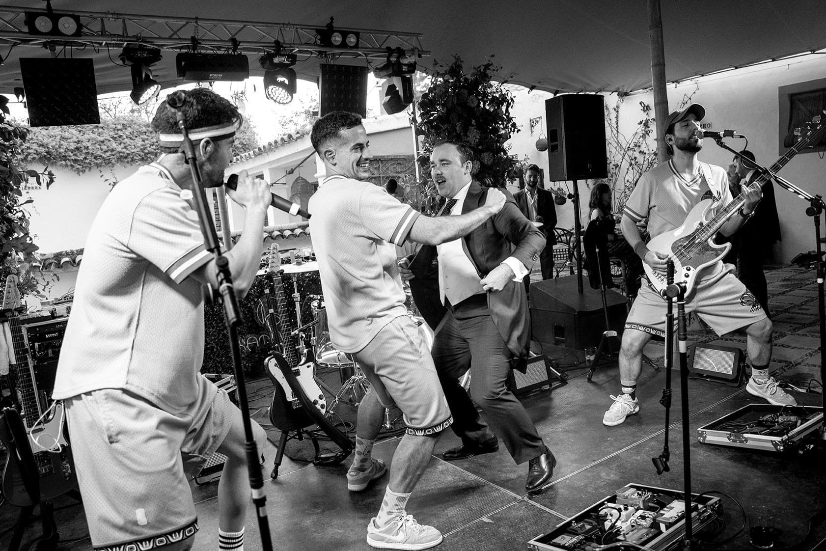 Un invitado se sube al escenario y baila con el cantante de Gamberrock